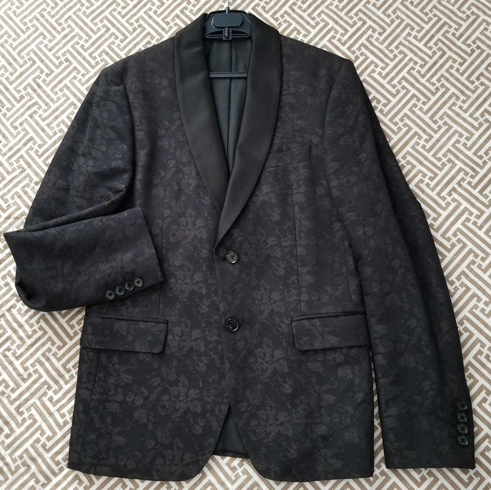 Zara's black Jacuard tuxedo jacket.